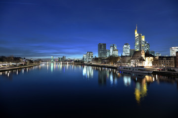 Naklejka na ściany i meble Frankfurt am Main zur blauen Stunde
