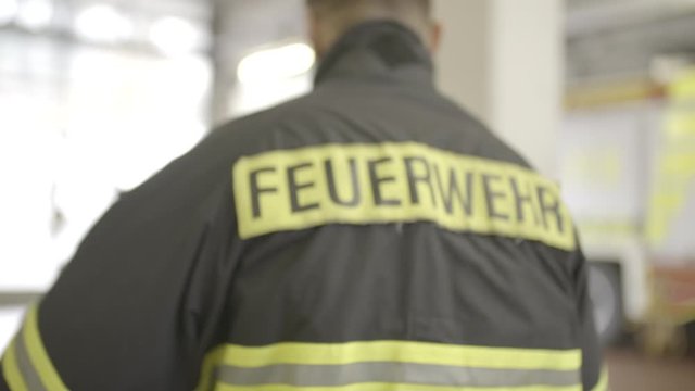 Feuerwehr Feuerwehrmann zieht Jacke an