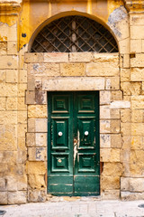 Fototapeta na wymiar old door and house in Malta