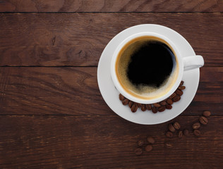 Tasse Kaffeekörner auf Holzuntergrund