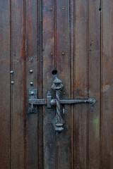 loquet en fer d'une porte en bois