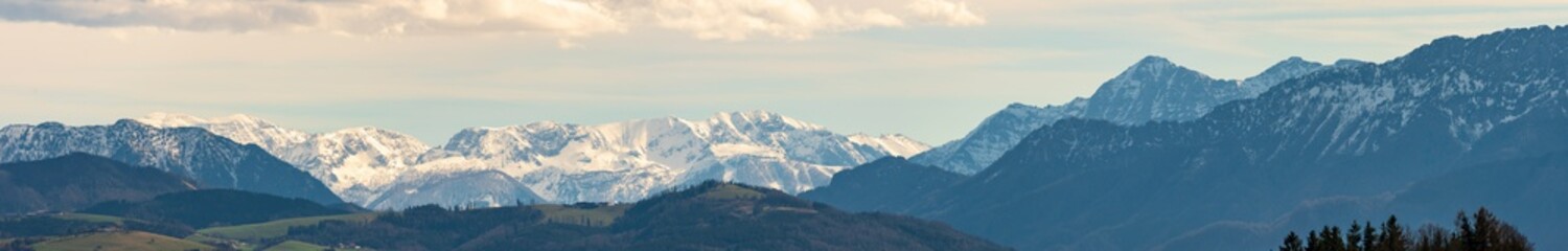 Obraz premium Oberösterreich Dachsteingebirge Totes Gebirge Höllengebirge Panorama von Kremsmünster aus gesehen