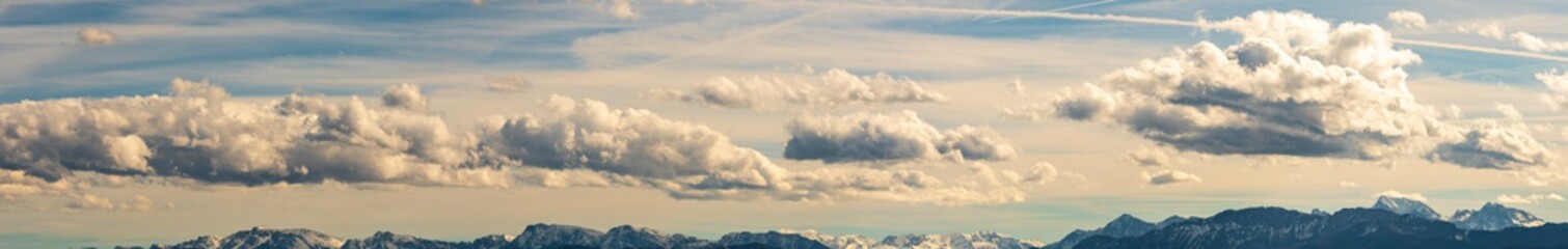 Ober&ouml;sterreich Nationalpark Kalkalpen Dachsteingebirge Totes Gebirge H&ouml;llengebirge Panorama von Kremsm&uuml;nster aus gesehen