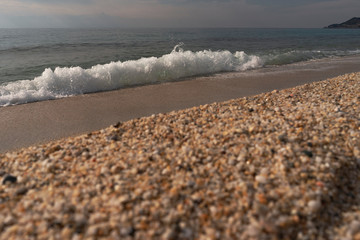 Strand mit Wasserwelle.
