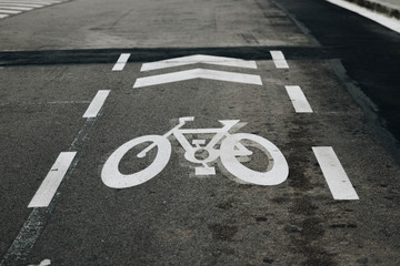 Obraz premium bicycle road sign in the midle of the road
