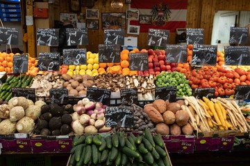 Fototapeta na wymiar mercato della frutta e verdura fresche