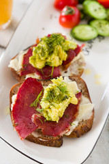 bacon with avocado tomato and cucumber