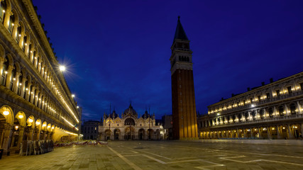 Fototapeta na wymiar Morgenstimmung auf dem Markusplatz in Venedig