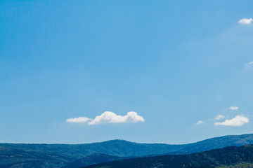 Obraz premium beautiful mountain landscape with green plants and blue sky
