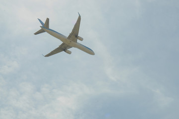 Fototapeta na wymiar Avión en vuelo
