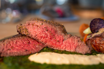 Steak medium rare mit Pfeffer gewürzt