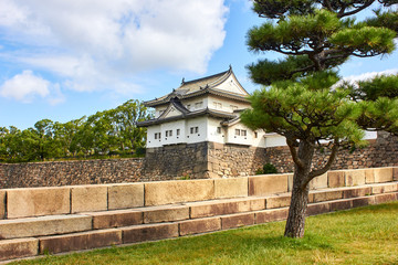 Fototapeta na wymiar Defense wall with tower near the entrance