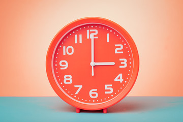 Clock alarm showing three o'clock
