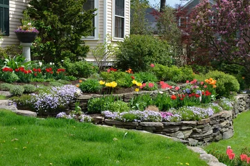  Heuvellandschap met natuursteen, tulpen en flox. Klassieke en kleurrijke tuin. © jStock