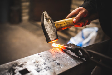 kuźnia, wykuwanie metalu © Tomasz