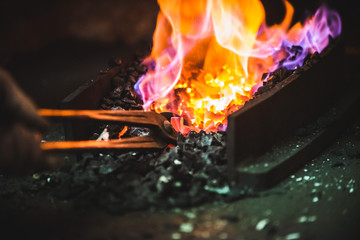 kuźnia, wykuwanie metalu © Tomasz