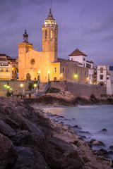 Iglesia de la población costera de Sitges al atardecer (Cataluña, España)