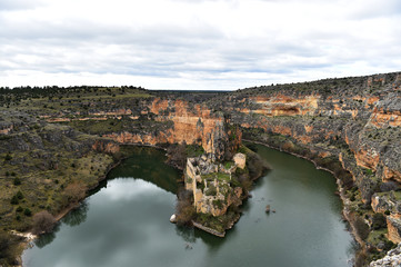 un barranco en un rio