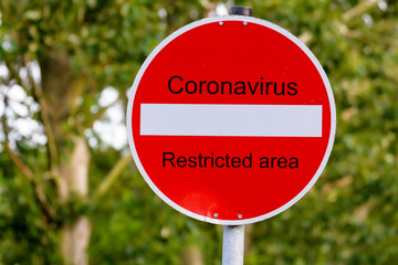 Schild Coronavirus Sperrgebiet auf Englisch