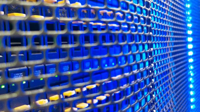 Datensicherung Festplatten f&uuml;r ein Blade Enclosure im Rechenzentrum - Bladecenter Netzwerk in einem Server-Rack 