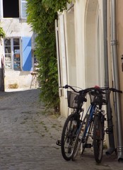 Fototapeta na wymiar Bikes in alley