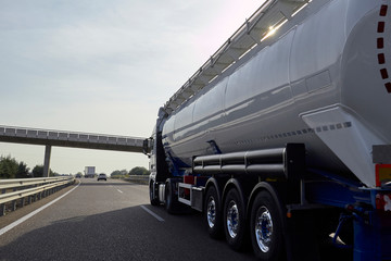 Camión cisterna silo circulando por la carretera de una autopista trasportando productos a granel.
