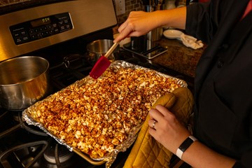Baked Caramel Pop Corn