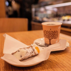 シチリア名物カンノーロ、パレルモのカフェ