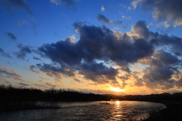 川と夕焼け空　美しい風景　リフレクション