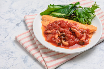 トマトソースのオムレツ