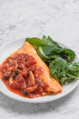 トマトソースのオムレツ