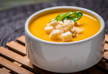 Crema de verduras con crutones y albahaca confitada