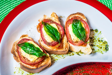 Pan tostado con tomate queso y albahaca