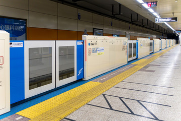 地下鉄駅のホームドア / 札幌市 地下鉄東豊線