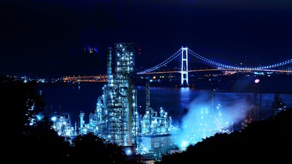 消えゆく工場と絶景の白鳥大橋 © kat334