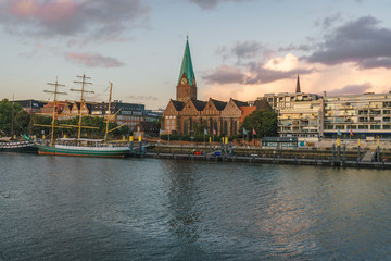 Obraz premium Bremen Cityscape on the Weser River during the sunset