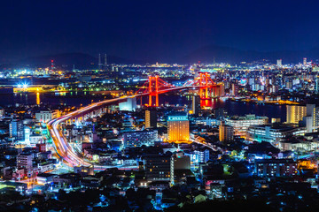 Fototapeta na wymiar 高塔山から見た夜景、ライトアップされた若戸大橋