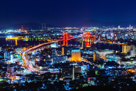 高塔山から見た夜景、ライトアップされた若戸大橋 © Hideyuki Takasu