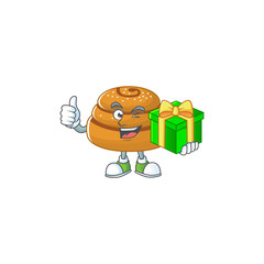 Cheerful kanelbulle cartoon character holding a gift box