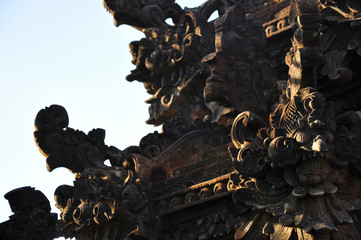 バリ島ウブドの石像と夕日