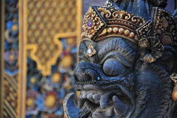 バリ島ウブドの石像と宝石