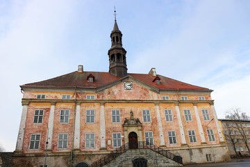 Obraz premium widok na elewację starego ratusza w Narva, Estonia