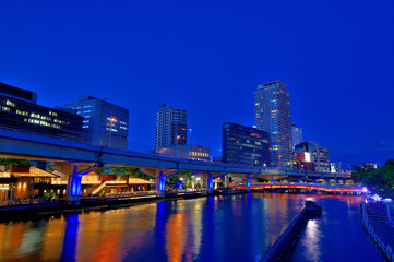 Fototapeta na wymiar 大阪中之島の水晶橋から見た夜景、ライトアップ