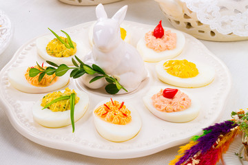 The perfect table with colorful table decorations for Easter