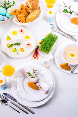 The perfect table with colorful table decorations for Easter