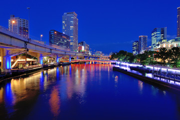 Fototapeta na wymiar 大阪市役所横、水晶橋から見た堂島川の夜景、鉾流橋