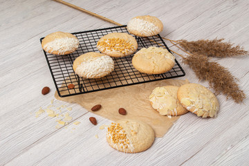 Cookies made from almonds and coconut