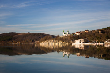 Obraz premium Calm lake Abrau with reflections