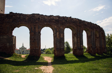 Fototapeta na wymiar Ruins of the Ruzhansky Castle in Belarus in May