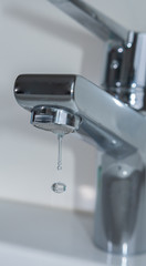 Hahn mit tropfendem Wasser